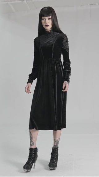 Model walking and turning in the Punk Rave WQ-586 Romantic Gothic black velvet midi dres