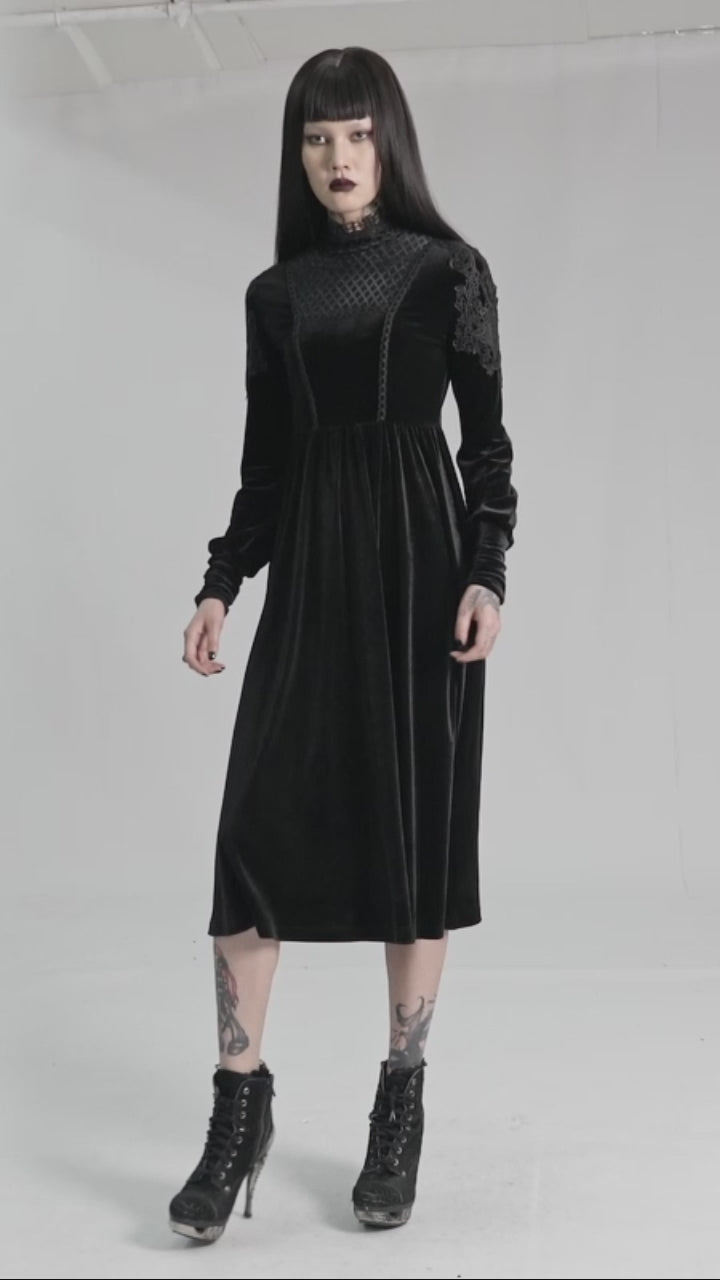 Model walking and turning in the Punk Rave WQ-586 Romantic Gothic black velvet midi dres