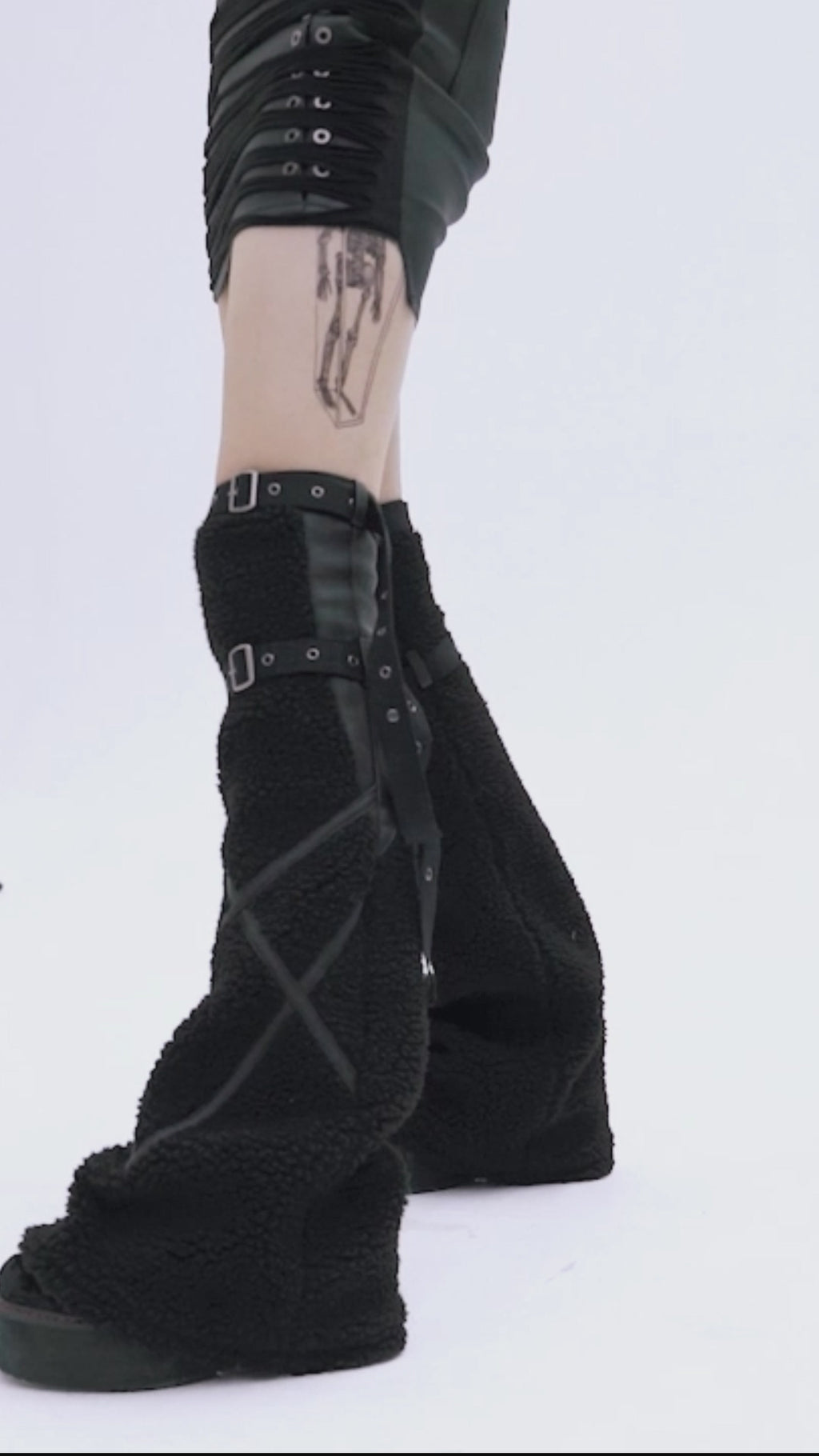 model is wearing punk rave ws-467 black in video